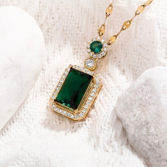 NEW 18K Gold Plated Green Zircon Rectangle Pendant Necklace - Picture 1 of 6